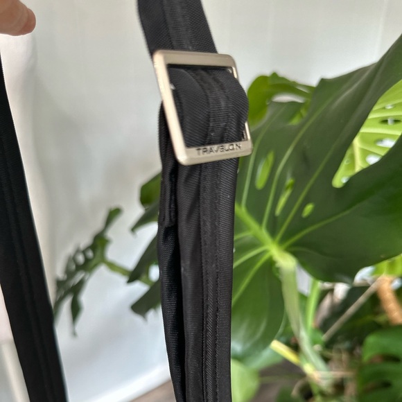 🛍️TRAVELON Black cross body bag with lots pockets and adjustable strap. - Picture 2 of 9